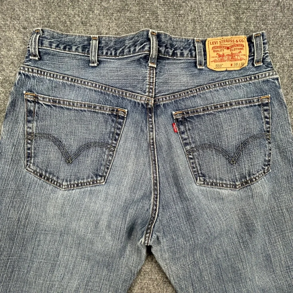 Vintage Levis Strauss 559 Jeans Mens 38x32 Relaxed Straight Blue Denim Pants Y2K